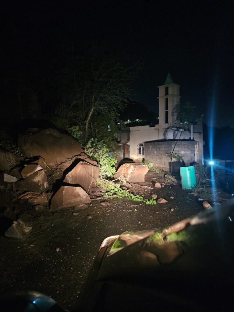 اضرار2-768x1024 مفقود واضرار خلفتها  الأمطار الغزيرة التي هطلت على القطاع الجبلي وخاصة محافظة فيفاء