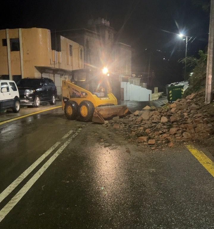 البلدية4 بلدية فيفاء تباشر فتح الطرق وإزالة الانهيارات جراء الأمطار الغزيرة