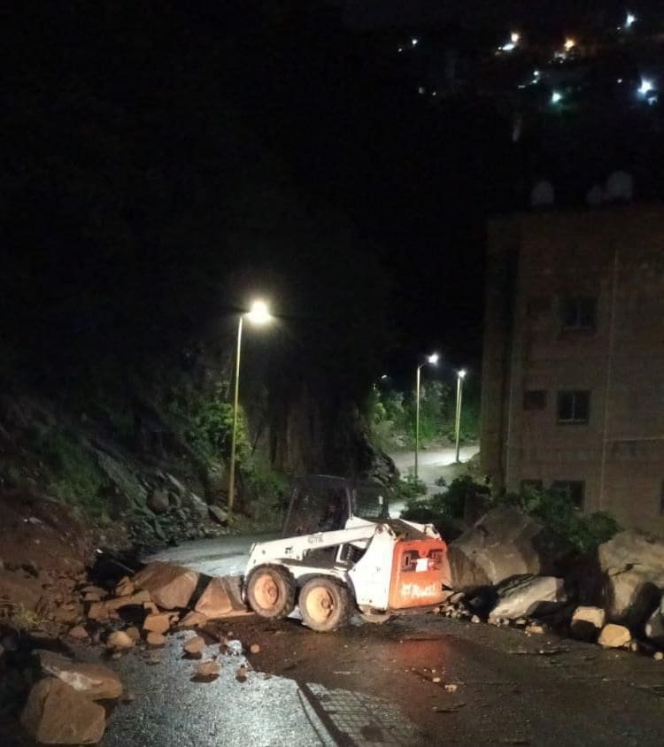 البلدية5 بلدية فيفاء تباشر فتح الطرق وإزالة الانهيارات جراء الأمطار الغزيرة