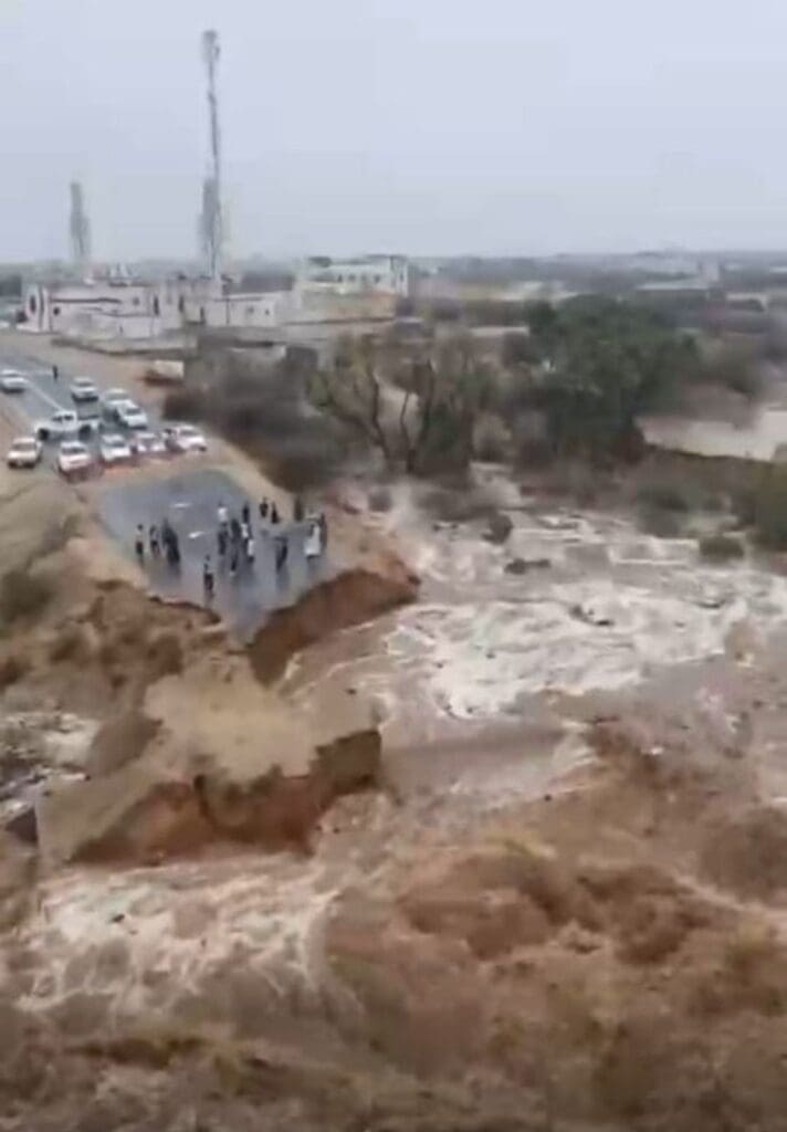 امطار-الدرب-712x1024 الأمطار تعانق جبال هروب وتكشف قوة السيول في الدرب وشمال شرق جازان