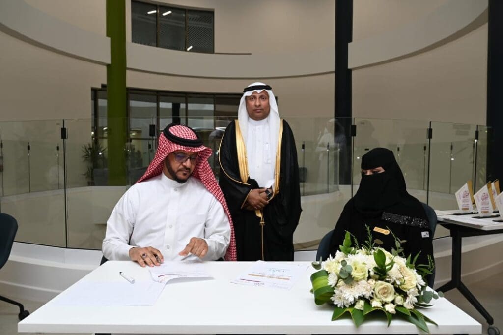 فنون-جيزان-5-1024x681 الأول من نوعه بالمنطقة الجنوبية السهلي" يفتتح معرض "نبض الفن بجازان