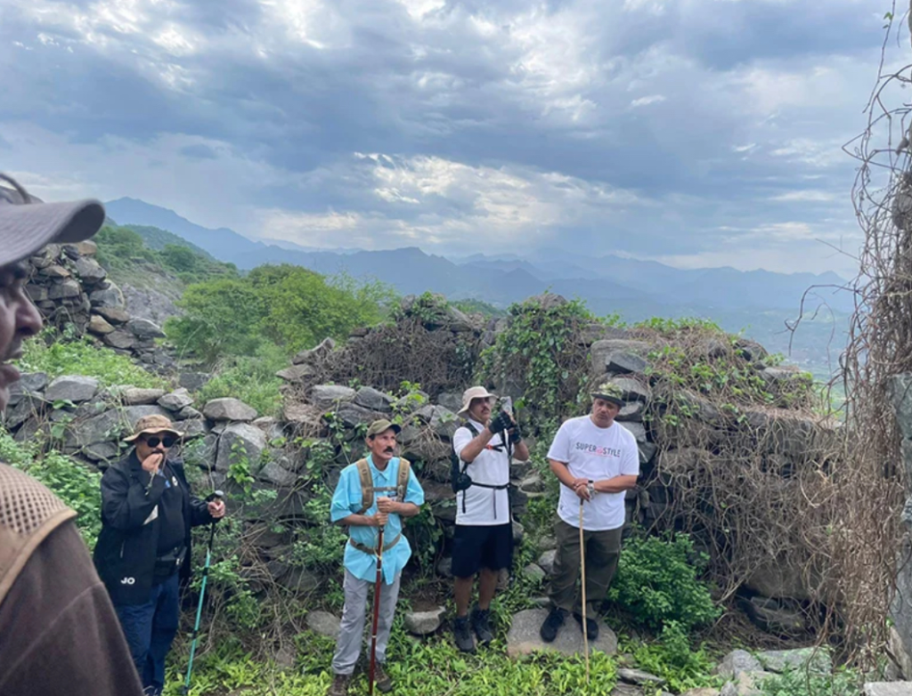 IMG_2770-1024x782 الحَلفة و«نافية» و«شطّ الصبايا» و«سوق السبت».. ذاكرة الجنوب الغربي من فيفاء من الهمداني إلى الهايكنج وسياحة اليوم