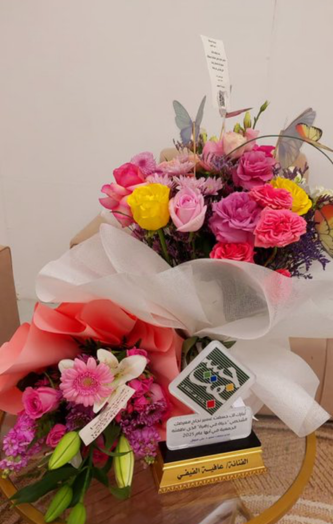 IMG_2900-652x1024 “عافية الفيفي تتألق في أبها.. «حياة في زهرة» يزهر بريشة فيفاوية”