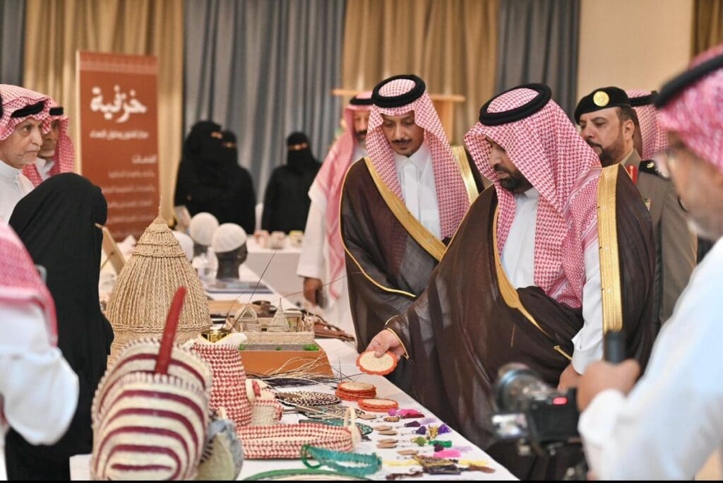 الحرفيين4-1024x684 أمير جازان يلتقي الحرفيين والحرفيات.. ويؤكد: تراثنا هويتنا الأصيلة
