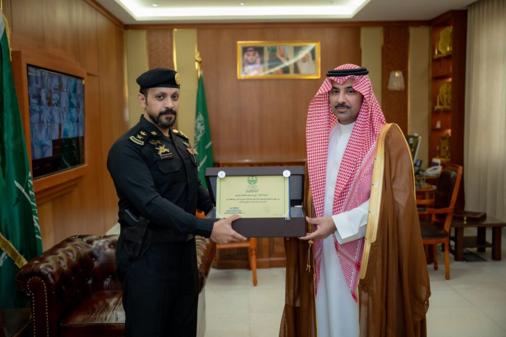 300011-1024x682 محافظ صبيا يكرم قائد دوريات الأمن ومساعده بمناسبة انتهاء فترة عملهما