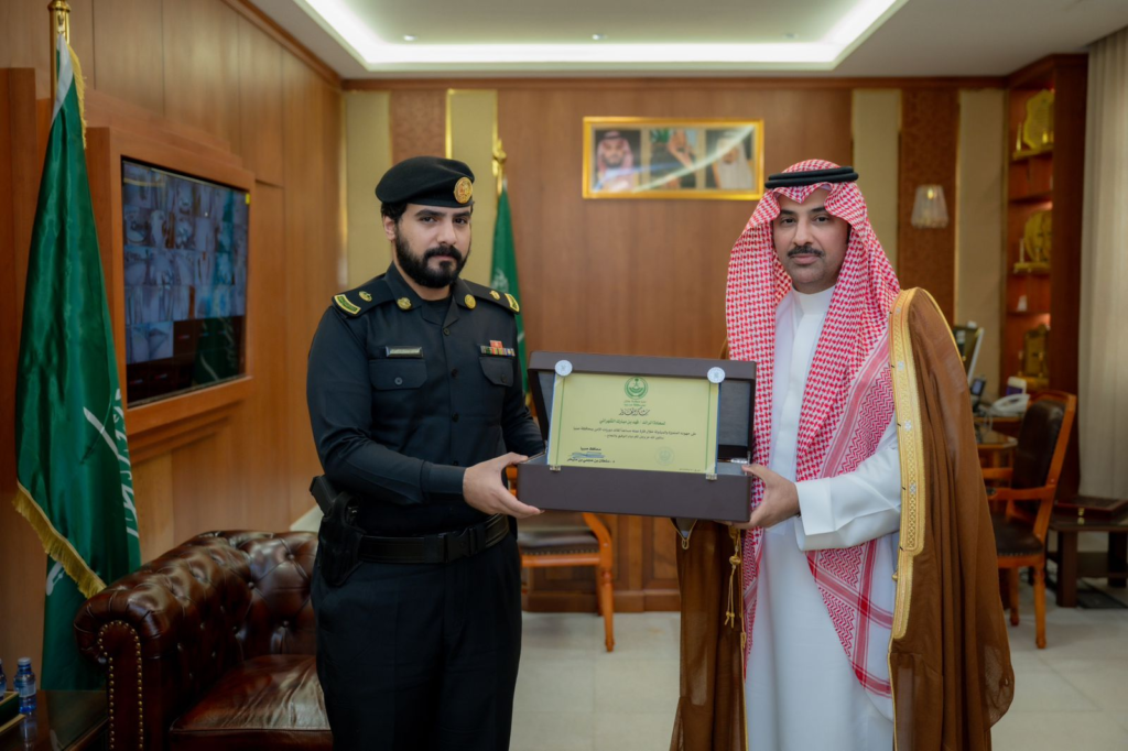 300012-1024x682 محافظ صبيا يكرم قائد دوريات الأمن ومساعده بمناسبة انتهاء فترة عملهما
